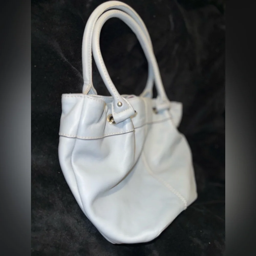Tignanello White Leather Shoulder Bag with Elegant Pleating